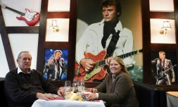 Lucien Rees et sa femme Germaine posent dans leur restaurant la "Table de Johnny" à Sélestat, le 13 février 2018