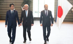 Le Premier ministre japonais Shinzo Abe (G) accueille le président de la Commission européenne Jean-Claude Juncker (C) et le président du Conseil européen Donald Tusk (D) à Tokyo, le 17 juillet 2018