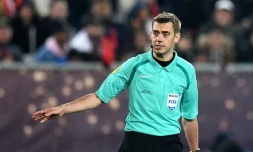 L'arbitre français Clément Turpin lors de la finale de la Coupe de la Ligue entre le PSG et Monaco, le 1er avril 2018 à Bordeaux