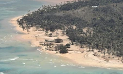 Vue aĂ©rienne de l'Ăźle Mango aprĂšs l'Ă©ruption du volcan Hunga Tonga-Hunga Ha’apai, le 18 janvier 2022 aux Ăźles Tonga