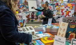 Une lectrice est plongée dans une bande-dessinée lors de la 46e édition du festival de BD d'Angoulême le 24 janvier 2019