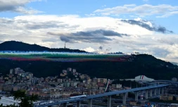 Des avions de la patrouille acrobatique de l'armĂ©e de l'Air italienne passent au dessus du nouveau pont inaugurĂ© Ă GĂȘnes, le 3 aoĂ»t 2020