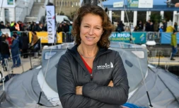 La navigatrice franco-allemande Isabelle Joschke pose à cÎté de son monocoque "Monin" au port de Saint-Malo, le 28 octobre 2018
