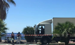 Des policiers et experts le 15 juillet 2016 près du camion qui a roulé dans la foule à Nice 