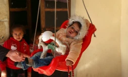 La petite Afraa, sauvée des décombres du tremblement de terre de février 2023, au domicile de son oncle, à Jindayris, au nord-ouest de la province d'Alep, le 2 février 2024 en Syrie