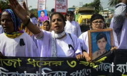 Des ouvriers du textile et des survivants du Rana Plaza défilent aux abords du lieu de la catastrophe qui a fait plus de 1.100 morts en 2013, le 24 avril 2016 à Savar dans la banlieue de Dacca