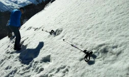 Des Indiens mesurent de larges empreintes dans la neige prÚs du camp de base du Makalu dans l'Himalaya, sur une photo prise le 9 avril 2019 par l'armée indienne