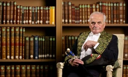 Michel Déon pose en habit d'académicien le 4 décembre 2003