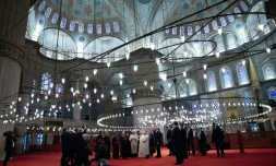 Le pape Léon XIV visite la Mosquée bleue à Istanbul, le 29 novembre 2025, au troisiÚme jour de sa visite en Turquie