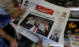 Un homme regarde la Une d'un quotidien iranien avec la photo du président américain Donald Trump, le 31 juillet 2018 à Téhéran