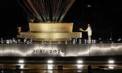 Les porteurs de la flamme olympique Marie-José Pérec et Teddy Rinner enflamment la vasque olympique lors de la cérémonie d'ouverture des JO-2024 à Paris le 26 juillet 2024.