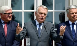 Le ministre français des affaires étrangères Jean-Marc Ayrault (c) s'adresse à la presse entouré de son homologue allemand Frank-Walter Steinmeier (g) et belge Didier Reynders, lors d'une conférence de presse à Berlin, le 25 juin 2016