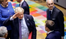 Le Premier ministre Boris Johnson salue le président français Emmanuel Macron lors du sommet européen de Bruxelles le 17 octobre 2019