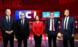 (De g à d) Les candidats à la primaire du PS et de Place publique — Raphaël Glucksmann, Emmanuel Maurel, Ségolène Royal, Olivier Faure et Jérôme Guedj posent avant un débat organisé par LCI à Boulogne-Billancourt, le 23 septembre 2026