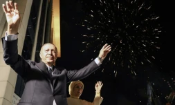 Recep Tayyip Erdogan et son épouse Emine Erdogan saluent la foule à Ankara après la réélection du président turc le 24 juin 2018. Photo remise par le service de presse de la présidence turque