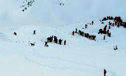 Des équipes de secouristes après une avalanche aux Deux Alpes le 13 janvier 2016