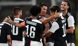 La Juventus de Cristiano Ronaldo (au centre), lors d'un match de Serie A le 30 juin 2020 face au Genoa Ă GĂȘnes, devra trĂšs probablement s'adapter Ă des tempĂ©ratures dĂ©passant les 30 degrĂ©s d'ici quelques jours.