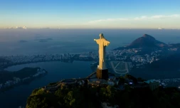 La statue du Christ rédempteur qui domine Rio de Janeiro, le 24 mars 2021 au Brésil