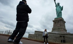 Des visiteurs à la statue de la Liberté, à New York, lundi