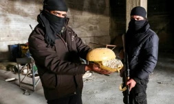 Un rebelle syrien montre des pilules de captagon découvertes dans une usine de fabrication de médicaments à Douma, le 12 décembre 2024 à la périphérie est de Damas