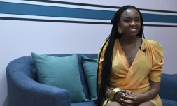 La réalisatrice kenyane Wanuri Kahiu pose lors d'un photocall juste avant la cérémonie d'ouverture de la 71e édition du Festival de Cannes, le 08 mai 2018