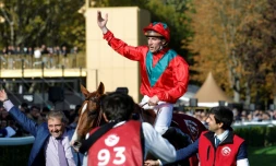 Le jockey Pierre-Charles Boudot, le 6 octobre 2019 après sa victoire sur le prix de l'Arc de Triomphe à l'hippodrome de Longchamp