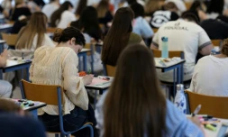 Des lycéens passent l'épreuve de philosophie du baccalauréat, le 15 juin 2026 à Quimper, dans le Finistère
