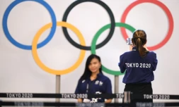 Le personnel à l'aéroport international de Tokyo, le 15 juillet 2021 mobilisés pour l'accueil des délégations pour les JO 