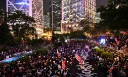 Rassemblement de manifestants pro-démocratie lundi 14 octobre 2019 dans le centre de Hong Kong. Les militants exhortent la chambre des représentants américains à voter un texte qui permettrait de sanctionner les dirigeants chinois