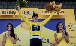 Le Gallois Geraint Thomas, endosse le maillot jaune de leader du Tour de France après sa victoire à La Rosière, le 18 juillet 2018