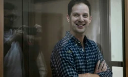 Le journaliste américain Evan Gershkovich, inculpé d'espionnage, dans la cage en verre des accusés lors d'une audience devant un tribunal de Moscou, le 18 avril 2023