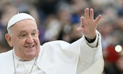 Le pape François salue la foule lors de son audience générale hebdomadaire, place Saint-Pierre au Vatican, le 20 novembre 2024