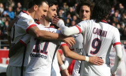 L'attaquant du PSG Zlatan Ibrahimovic (g) fête l'un de ses 4 buts face à Troyes, le 13 mars 2016 au stade de l'Aube
