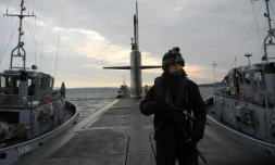 Pour les 110 membres d'équipage du sous-marin nucléaire lanceur d'engins (SNLE) Le Vigilant, pris en photo ici en octobre 2016, la vie à bord commence quand la longue silhouette du cétacé noir quitte son port d'attache de l'Ile Longue, dans la rade de Brest.