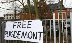 Une banniĂšre "LibĂ©rez Puigdemont" devant la grille d'entrĂ©e de la prison de NeumĂŒnster, dans le nord de l'Allemagne, le 26 mars 2018