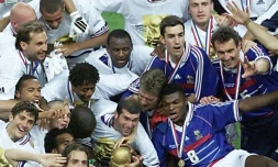 L'équipe de France de football après sa victoire en finale de la Coupe du monde, le 12 juillet 1998 au Stade de France, à Saint-Denis près de Paris