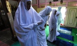 Des musulmans transgenres prient dans l'école islamique de Yogyakarta, en Indonésie, le 9 mais 2016