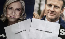 Prospectus montrant les deux candidats à l'élection présidentielle française, Marine Le Pen (G) et Emmanuel Macron (D), le 19 avril 2022, à Tokyo