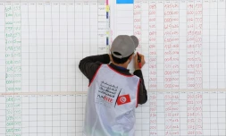 Un employé de l'instance électorale ISIE en plein décompte électoral le 7 mai 2018 à Ariana, prÚs de Tunis.