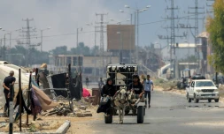 Des Palestiniens sur une charrette tirée par un âne, sur la route Salaheddine, à Deir el-Balah, dans le centre de la bande de Gaza, le 21 juillet 2025