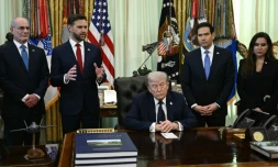 De gauche à droite: l'ambassadeur d'Israël Yechiel Leiter, le vice-président américain JD Vance, le président Donald Trump, le secrétaire d'Etat Marco Rubio et l'ambassadrice du Liban Nada Hamadeh Moawad, le 23 avril 2026 à la Maison-Blanche