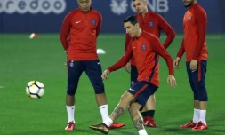 Le milieu du PSG Angel Di Maria (c) lors d'une séance d'entraßnement, le 21 décembre 2017 à Doha