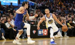 Stephen Curry des Golden State Warriors face à Aaron Gordon des Denver Nuggets en play-off NBA le 18 avril 2022 au Chase Center à San Francisco