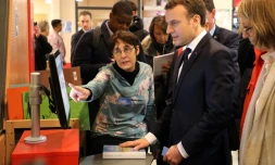 Le président de la République Emmanuel Macron (c) et la ministre de la Culture Françoise Nyssen (d) à la médiathÚque des Mureaux (Yvelines) le 20 février 2018
