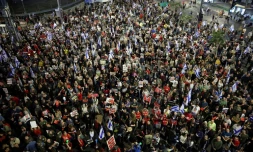 Manifestation, le 6 avril 2024 à Tel-Aviv, contre le Premier ministre israélien Benjamin Netanyahu et pour réclamer la libération des 129 otages toujours captifs, dont 34 sont morts selon l'armée, sur les quelque 250 enlevés le 7 octobre lors de l'attaque sans précédent du Hamas