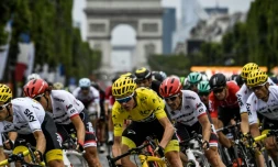 Le Britannique Christopher Froome (au c.) sur les Champs-Elysées pour l'arrivée de la dernière étape du Tour de France à Paris, le 23 juillet 2017 