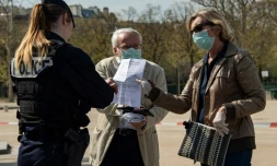 Des policiers contrôlent des promeneurs à Paris près de la Tour Eiffel le 7 avril 2020
