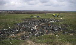Des enquêteurs néerlandais et malaisiens sur les lieux du crash du vol MH17 près du village de Grabove,
le 16 avril 2015 en Ukraine
