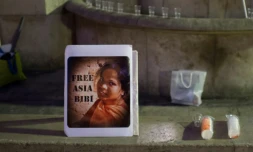 Un portrait de la chrétienne pakistanaise Asia Bibi, exposé lors d'une manifestation contre sa condamnation à mort, le 29 octobre 2014 à Paris.