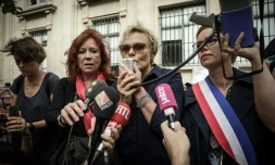 L'actrice français Muriel Robin aux côtés de la députée Clémentine Autain lors d'une manifestation contre les violences faites aux femmes à Paris le 6 octobre 2018